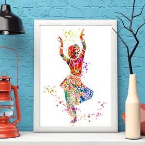 Puede incluir: Una pintura acuarela colorida de una mujer en una pose de danza tradicional india. La mujer lleva un atuendo y joyas coloridos, y su cabello est&aacute; adornado con flores. El fondo es un lienzo blanco con salpicaduras de color.