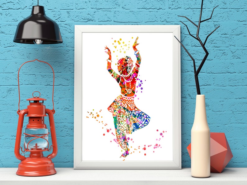 Puede incluir: Una pintura acuarela colorida de una mujer en una pose de danza tradicional india. La mujer lleva un atuendo y joyas coloridos, y su cabello est&aacute; adornado con flores. El fondo es un lienzo blanco con salpicaduras de color.
