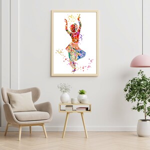 Puede incluir: Una pintura acuarela colorida de una bailarina con un atuendo tradicional indio, sobre un fondo blanco con algunos puntos de color dispersos.