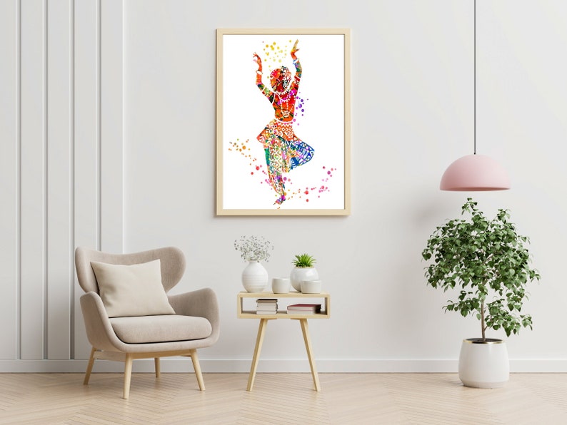 Puede incluir: Una pintura acuarela colorida de una bailarina con un atuendo tradicional indio, sobre un fondo blanco con algunos puntos de color dispersos.