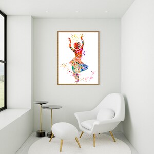 Puede incluir: Una pintura acuarela colorida de una bailarina en una habitaci&oacute;n blanca con una silla blanca y dos mesas doradas. La bailarina lleva un atuendo colorido y est&aacute; en el aire.