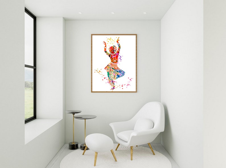 Puede incluir: Una pintura acuarela colorida de una bailarina en una habitaci&oacute;n blanca con una silla blanca y dos mesas doradas. La bailarina lleva un atuendo colorido y est&aacute; en el aire.
