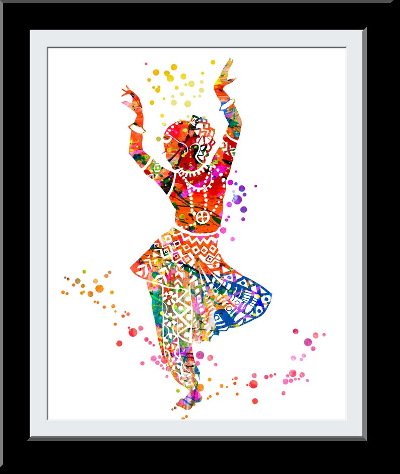 Puede incluir: Una pintura acuarela colorida de una mujer en una pose de danza tradicional india. La mujer lleva un vestido colorido con intrincados patrones y joyas. El fondo es un lienzo blanco con salpicaduras de color.