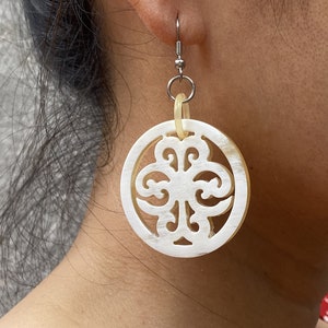 Schöne handgefertigte Horn Ohrringe, handgefertigte Creolen Ohrringe, Tribal Ohrringe, Büffel Horn Schmuck, handgemachte Ohrringe, Boho Schmuck
