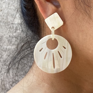 Schöne handgefertigte Horn Ohrringe, handgefertigte Creolen Ohrringe, Tribal Ohrringe, Büffel Horn Schmuck, große Ohrringe, handgefertigte Ohrringe