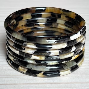 Set med 7 armband i naturliga buffelhorn i sällsynta färger, Armbandsset, Hornarmband, Armringar, Hornarmband