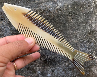 Pettine Massaggio In Corno Naturale UNbit - Forma Pesce Con Nodo Cinese - Per Capelli E Cuoio Capelluto