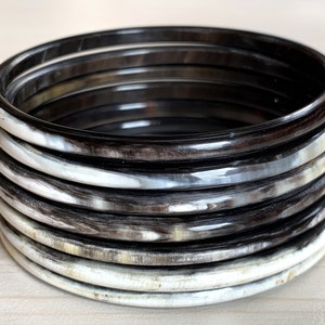 Utsökt 7 svartvitt armband i naturligt horn, stapelbart armband, smycken i buffelhorn, hornarmbandsset med 7 stycken, hornarmband