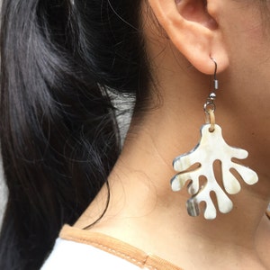 Horn Statement Ohrringe, Büffelhorn und Lack Post Ohrringe, Büffelhorn Schmuck, Matisse Ohrringe, Matisse Inspiration Ohrringe