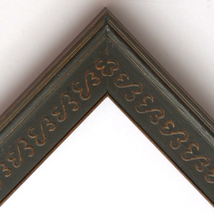 Peut inclure: Gros plan sur un coin d'un cadre photo. Le cadre est gris foncé avec une finition vieillie et un motif décoratif sculpté. Le bord intérieur du cadre est de couleur marron clair. Le fond est blanc.