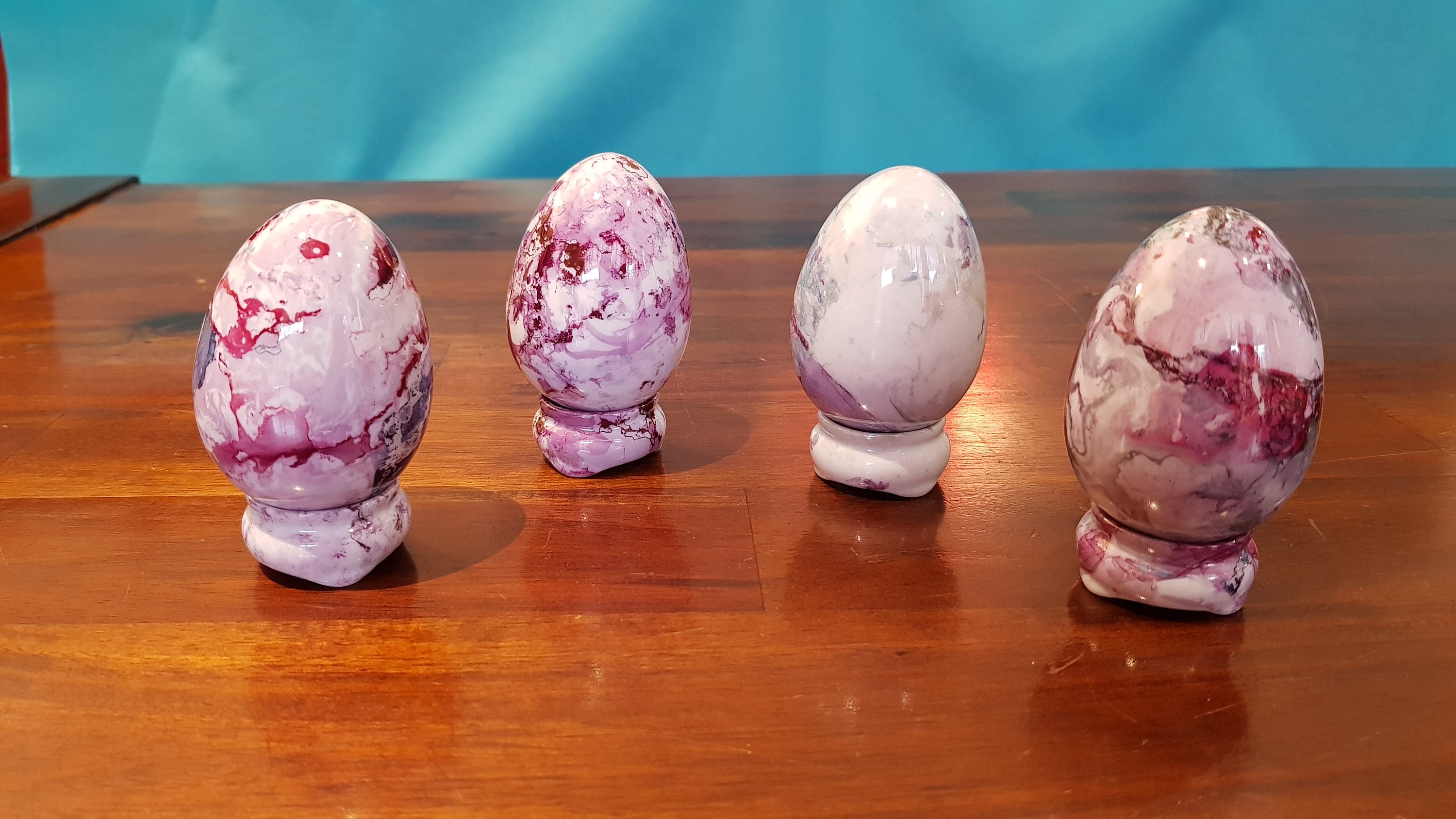 Oeufs de Pâques en Porcelaine Peinte à La Main, Décor Marbré, sur Petits Supports Assortis