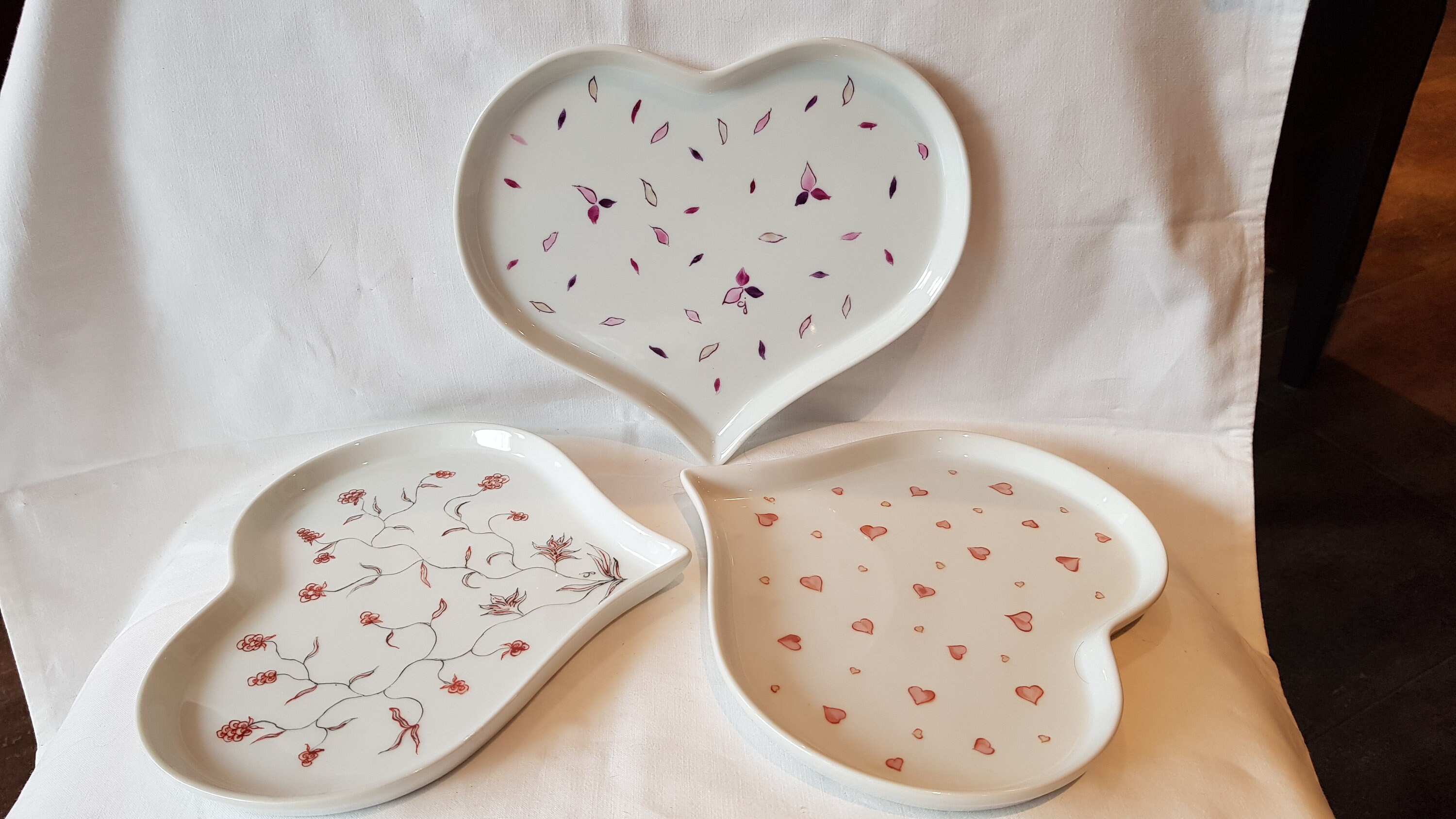 Plateau Coeur, à Gateau, Apéritif, en Porcelaine Fine Peinte La Main, Plusieurs Décors