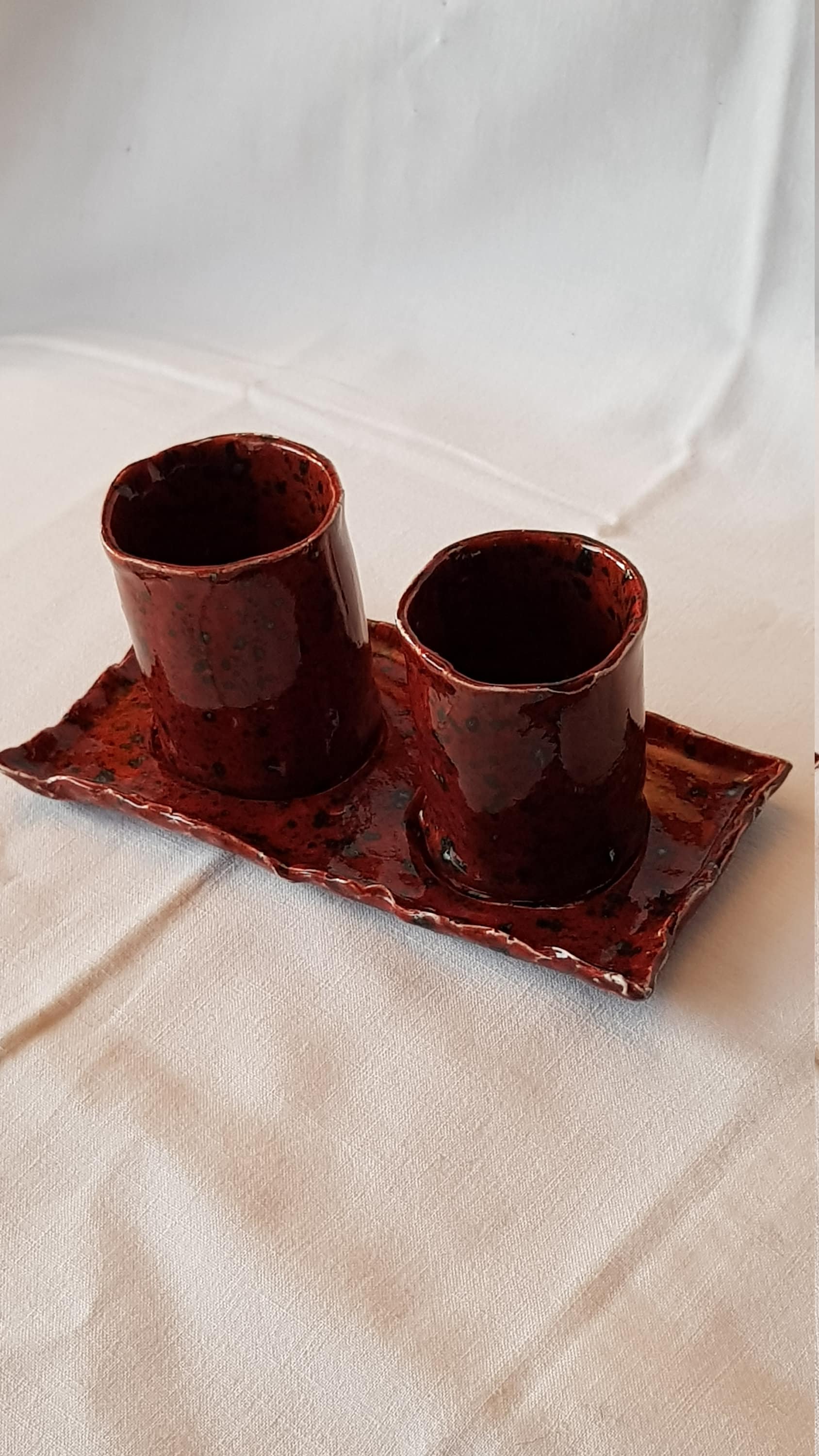 Set de 2 Tasses à Café et Sous-Tasse, en Faïence Rouge Foncé Tacheté Noir, Entièrement Fait Main, Po