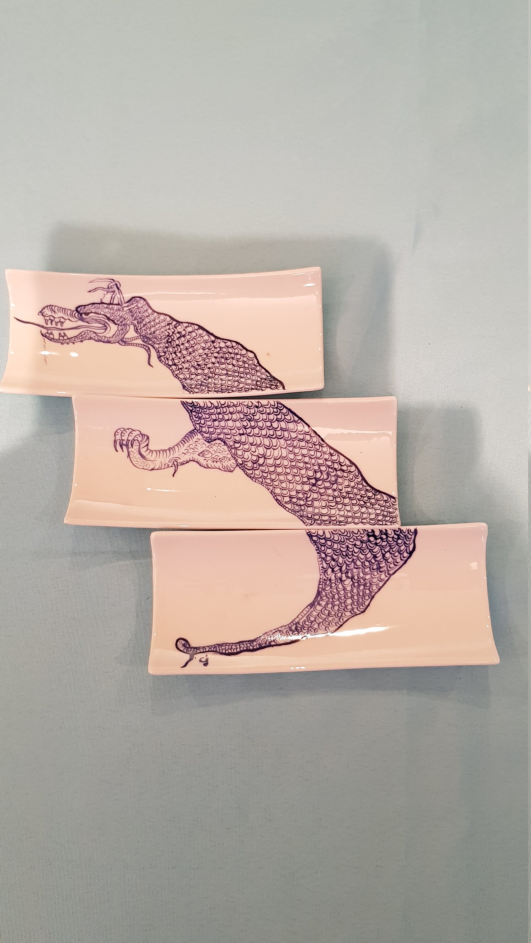 3 Petits Plats en Porcelaine Qui Font Un Décor, Peints à La Main, Dragon Plume, Bleu et Blanc, Pour 