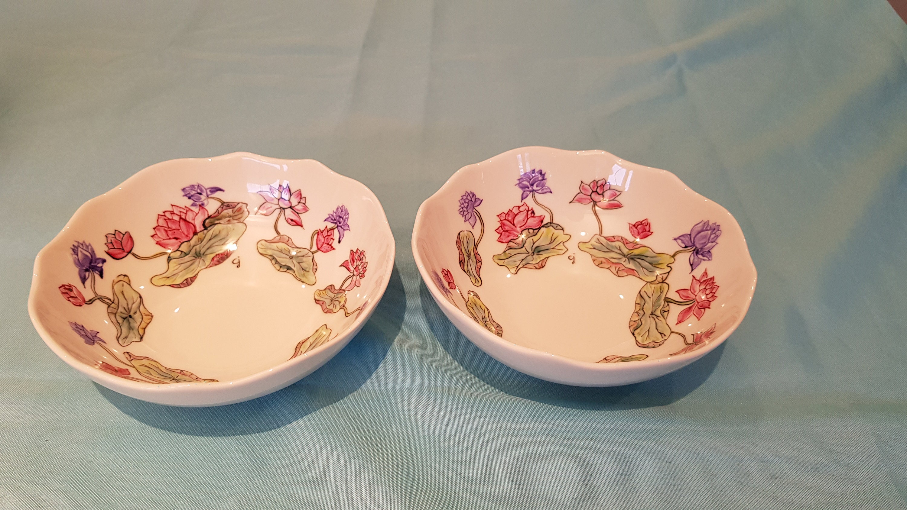 Très Jolie Coupelle en Porcelaine Festonnée, Peinte à La Main, Motif Fleurs de Lotus