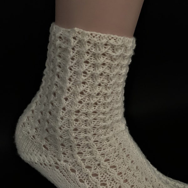 weiße Trachtensocken / Socken im Landhausstil / Wollsocken mit Lochmuster / Kuschelsocken / Wohlfühlsocken / handgestrickt / Gr. 38/39