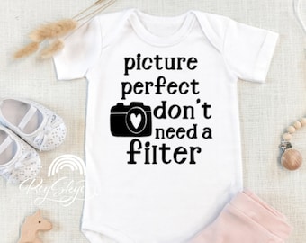 Picture Perfect no necesita un filtro onesie, traje de bebé, cámara onesie, niña, bebé, onesie personalizado, atuendo de recién nacido, regalo de bebé