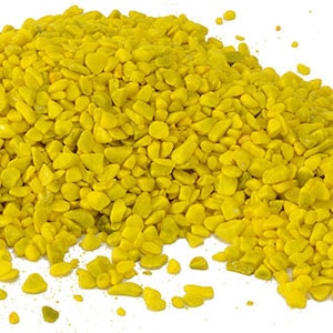 Op de afbeelding: Een hoop kleine, felgele grindstenen. De stenen zijn glad en hebben een licht onregelmatige vorm.