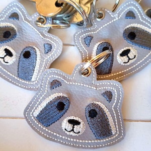Waschbär Schlüsselanhänger gestickt, Kunstleder Taschenbaumler, Rucksack Anhänger, Geschenk