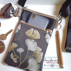 Kleine Crossbody Bag grau Ginkgo, Gobelin und Kunstleder mit 2 Reissverschluss Fächern, Festival Schultertasche, Handytasche zum Umhängen