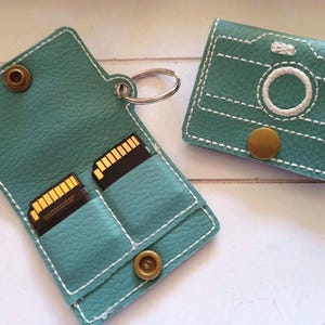 Estuche para 2 tarjetas de memoria SD, cámara bordada en piel sintética color menta, llavero colgante de fotógrafo de regalo