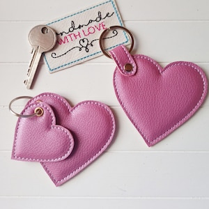 Schlüsselanhänger Herz rosa auf veganem Kunstleder zum Valentinstag, Taschenbaumler Geschenk Rucksack Anhänger