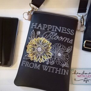 Kleine Umhängetasche Happiness Handytasche flach bestickt schwarzes veganes Kunstleder, Handtasche flach, Umhängetasche, Geschenk