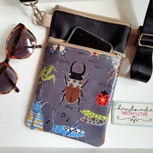 Kleine Umhängetasche Käfer japanisches Wachstuch Kunstleder grau schwarz, 2 Reissverschluss Fächer, Schultertasche, Handytasche zum Umhängen