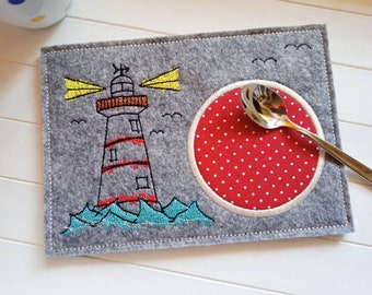 Filz Untersetzer Mug Rug Leuchtturm maritim, Tassenteppich bestickt, Geschenk Teetrinker Muttertag