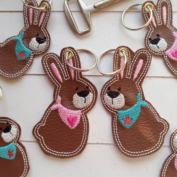 Hase Schlüsselanhänger Taschenbaumler auf Kunstleder gestickt, Geschenk Ostern, Rucksack Anhänger