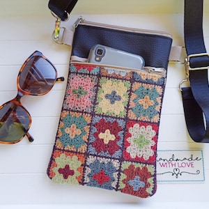 Kleine Umhängetasche Granny Square bunt, Gobelin Stoff und Kunstleder, 2 Fächer, Handytasche zum Umhängen