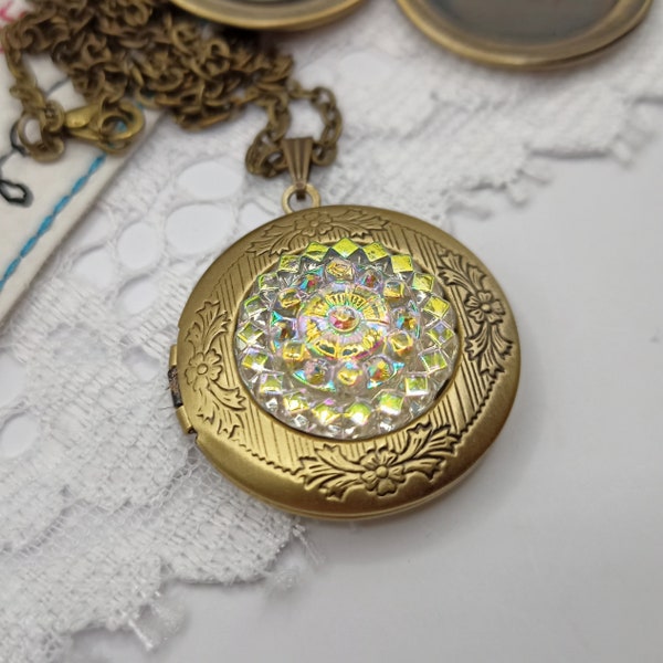 Amulett Medaillon zum Öffnen mit Kette bronze