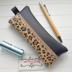 Kleine Stifte Tasche Leo braun, Tiermuster, schwarz, Kunstleder Vinyl, veganes Federmäppchen, Schminktasche