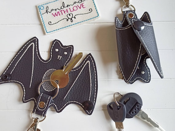 Fledermaus Schlüsselanhänger Geschenk Motorradfahrer schwarzes Kunstleder gestickt zu Vatertag Halloween