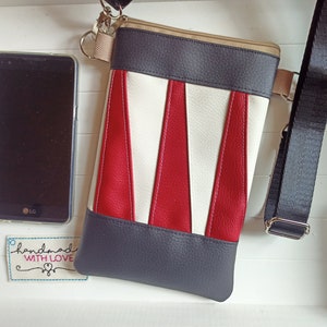 Kleine Handytasche zum Umhängen rot weiss schwarz veganes Kunstleder Handtasche flach, Geschenk Umhängetasche