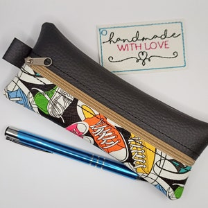 Kleine Reissverschluss Tasche Joggen schwarz bunt, Kunstleder veganes Federmäppchen Schminktäschchen