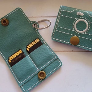 Speicherkarten Etui Hülle für 2 SDCards, Kamera auf mint farbenem Kunstleder gestickt, Geschenk Fotograf Schlüsselanhänger Anhänger
