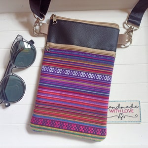 Kleine Crossbody Bag bunte Streifen Stoff und Kunstleder, 2 Reissverschluss Fächer, Festival Schultertasche, Handytasche zum Umhängen