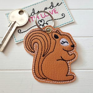 Eichhörnchen Schlüsselanhänger gestickt, braunes Kunstleder, Taschenbaumler, Rucksack Anhänger, Geschenk Mitbringsel