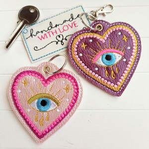Heiliges Herz Anhänger gestickt, rosa oder lila, veganes Kunstleder, Valentinstag, Rückspiegel Schlüsselanhänger Taschenbaumler Geschenk