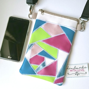 Kleine Patchwork Umhängetasche, weiß buntes Kunstleder, Handytasche, Handtasche flach, Geschenk Unikat