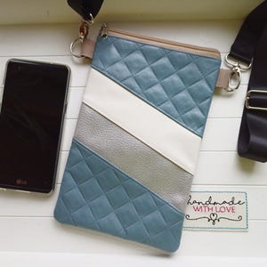 Kleine Patchwork Handytasche zum Umhängen eisblau silber weiss veganes Kunstleder, Handtasche flach, Geschenk Umhängetasche