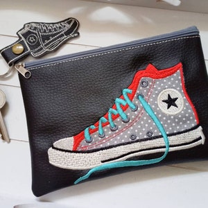 Tasche Turnschuh Kunstleder bestickt, Reissverschluss Etui 18cm x 13cm, Taschenorganizer, Kabeltasche, Geschenk Läufer Joggen