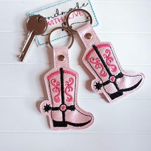 Schlüsselanhänger Cowboystiefel rosa gestickt auf veganem Kunstleder, Taschenbaumler Geschenk Country Western Cowgirl Rucksack Anhänger
