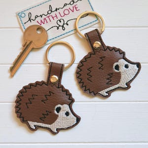 Igel Schlüsselanhänger gestickt auf veganem, braunem Kunstleder, Taschenbaumler Geschenk Freundin Rucksack Anhänger
