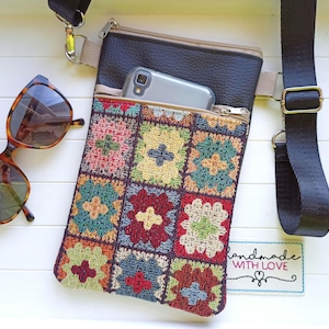 Kleine Umhängetasche Granny Square bunt, Gobelin Stoff und Kunstleder, 2 Fächer, Handytasche zum Umhängen