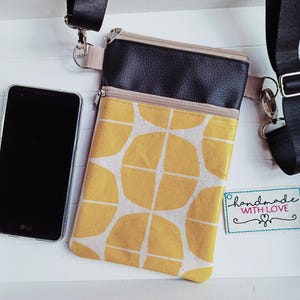 Kleine Umhängetasche japanisches Wachstuch und Kunstleder gelb schwarz, 2 Reissverschluss Fächer, Schultertasche, Handytasche zum Umhängen