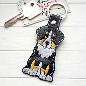 Schlüsselanhänger Berner Sennenhund auf Kunstleder gestickt, Taschenbaumler oder Rucksack Anhänger für Hundefreunde
