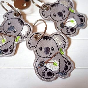 Gestickter Koala Bär Schlüsselanhänger, Taschenbaumler auf Kunstleder, Anhänger Geschenk