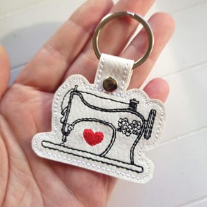 Nähmaschine Schlüsselanhänger gestickt, weisser Taschenbaumler Kunstleder, Anhänger Geschenk Nähen Schneiderin